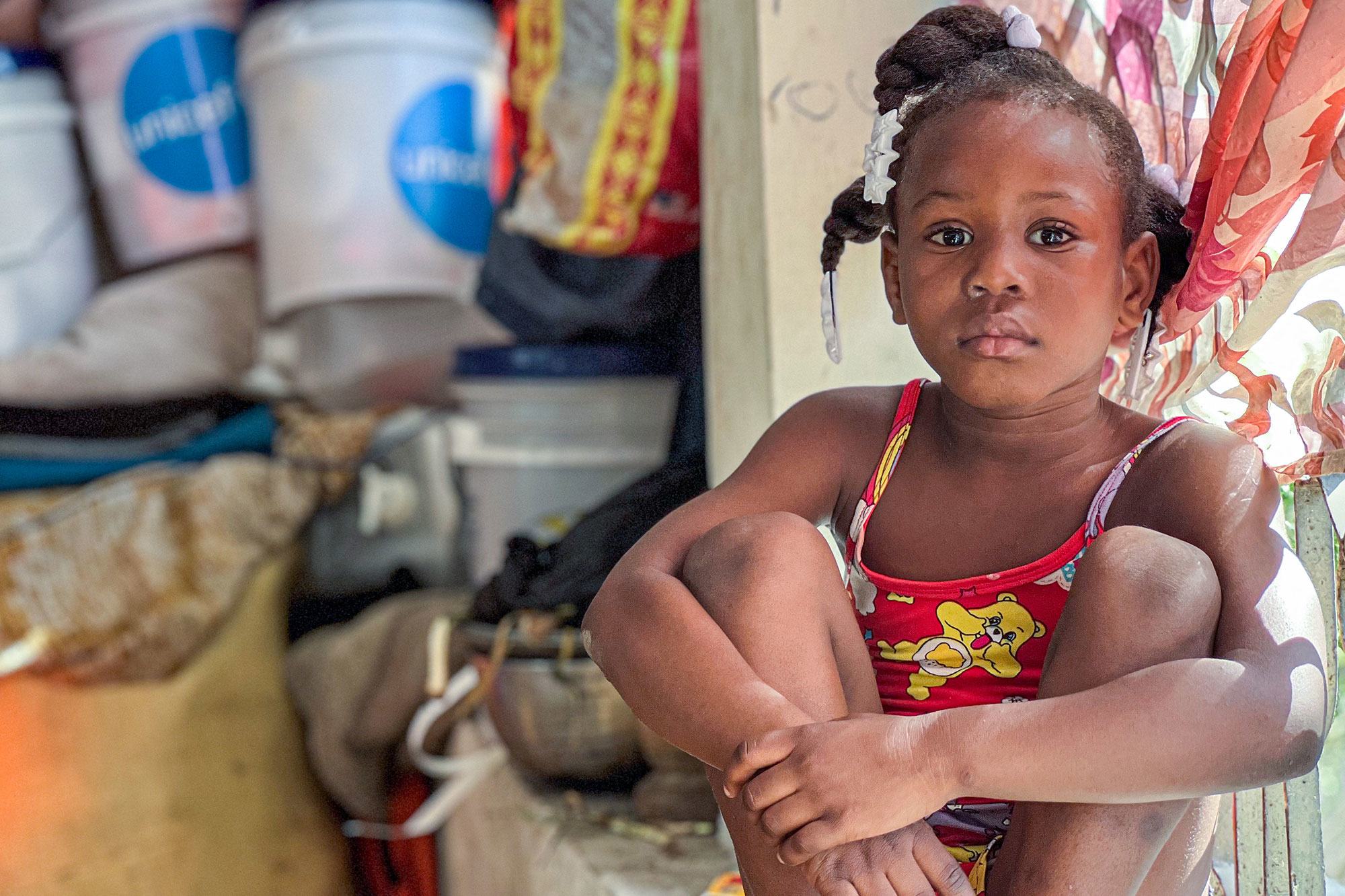 Une jeune fille dans un camp de fortune pour les personnes déplacées par la violence des gangs en Haïti.